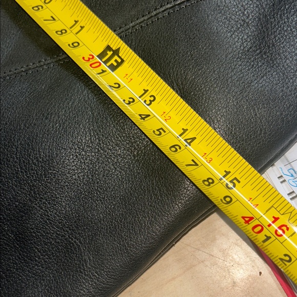 Elegant Black Leather Crossbody Bag - Picture 11 of 12